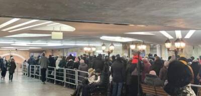 Коллапс в метро Харькова, люди выстроились огромные очереди: кадры с места