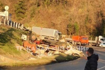В результате ДТП на Мамайском перевале в Сочи опрокинулся грузовик