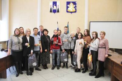 Выпускникам детских домов вручили ключи от квартир в Корсакове