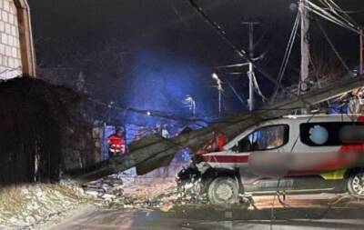 На Киевщине «скорая» врезалась в электроопору: есть пострадавшие