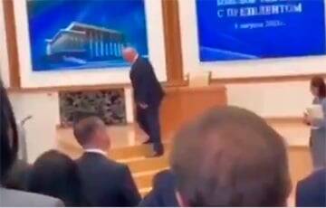 Очевидцы: Лукашенко долго и тяжело, тяжелее всех остальных, поднимался по ступенькам