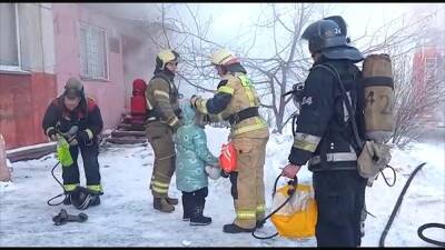 В Магнитогорске при пожаре в многоквартирном доме пострадали два человека. Эвакуированы 45