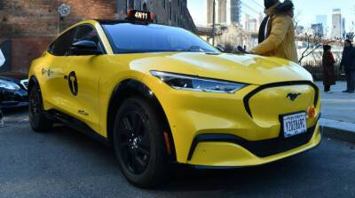 В службе такси Нью-Йорка появился Ford Mustang Mach-E