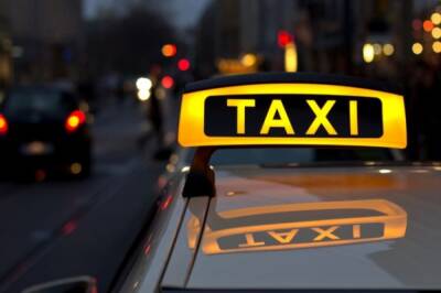Названы причины высоких цен на такси в Новый год