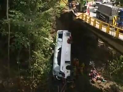 В Колумбии автобус сорвался с обрыва, есть погибшие