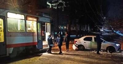 В Запорожье таксист-наркоман врезался в трамвай