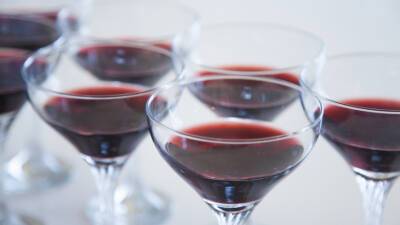 Как выбрать вино к новогоднему столу: рекомендации Роскачества