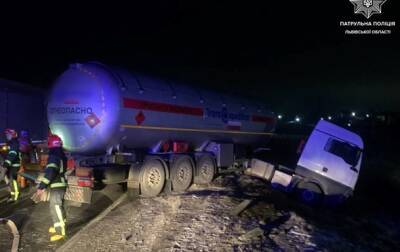 На трассе Киев-Чоп пьяный водитель протаранил грузовик с пропаном
