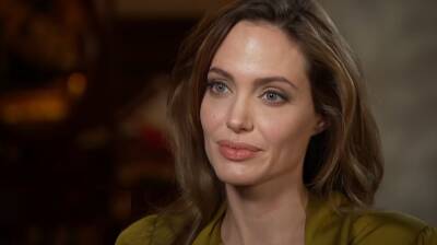 Анджелина Джоли поиграла взглядом, от которого устоят немногие: "Черт возьми"