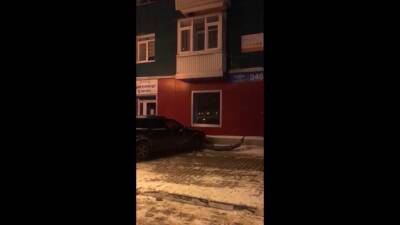 На Ленина в Южно-Сахалинске авто после ДТП вылетело на тротуар