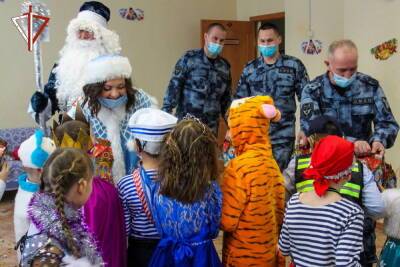 В Марий Эл детей поздравил Дед Мороз специального назначения