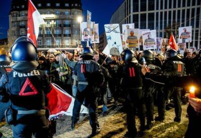 Протесты против ограничений на распространение коронавируса в Германии переросли в насильственные. Сотни людей задержали
