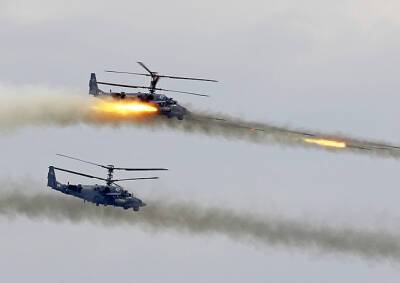 На учениях в России вертолет случайно обстрелял зрителей: видео