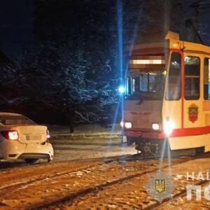 В Запорожье столкнулись такси и трамвай: есть пострадавшие. Фото