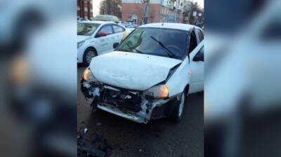 В центре Воронежа водитель Renault создал массовое ДТП и уехал: есть пострадавший