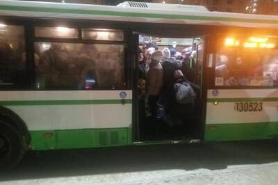 Владимирские парадоксы: власти ввели ограничения, а автобусы ездят набитые пассажирами