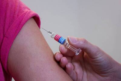 Минздрав Израиля рекомендует делать бустерную прививку через три месяца после второй прививки
