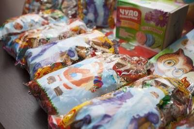 Продолжается выдача сладких подарков многодетным семьям из Пскова