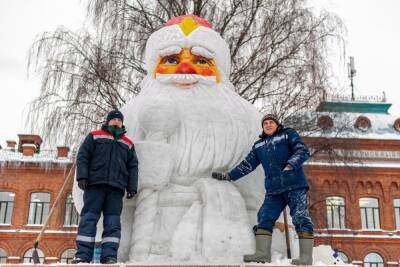 В Рыбинске построили гигантского Деда Мороза из снега