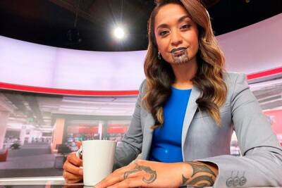 На одном из телеканалов Новой Зеландии появилась ведущая с татуировкой на лице