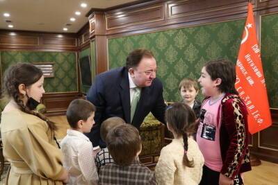 Калиматов подарил детям из Ингушетии гаджеты и игрушки