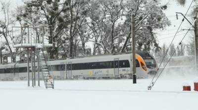 Снегопады замели дороги: какие поезда задерживаются