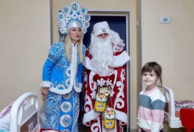Дед Мороз и Снегурочка навестили педиатрическое отделение Токсовской больницы