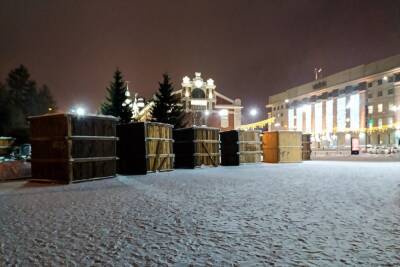 В Первомайском сквере Новосибирска установили заготовки для скульптур из снега