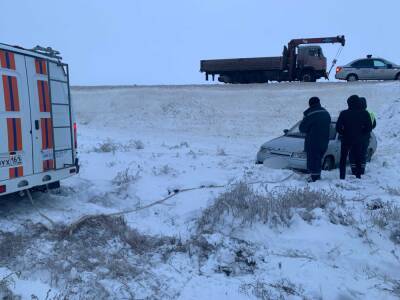 Третьи сутки в Ростовской области спасют автомобилистов вылетающих с трасс