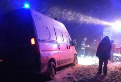 Скорая помощь вспыхнула на ходу в Киеве, фото: слетелись десятки спасателей