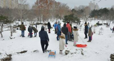 Во время мороза в парке Одессы предотвратили трагедию: лежал на лавке без сил, кадры