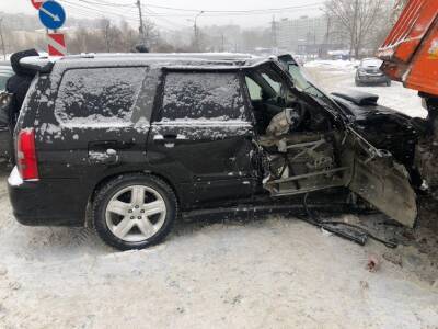 В Новосибирске водитель Subaru разбил голову в аварии с КАМАЗом