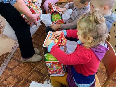 Детям из деревни Рыбки передали подарки к Новому году