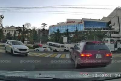 В центре Сочи такси врезалось в пассажирский автобус