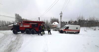 Непогода в Украине: спасатели вытащили из снежных заносов полторы сотни авто (ФОТО)