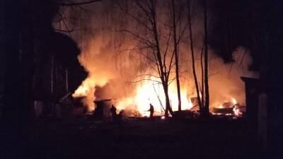 Пожар на складе резины в Москве может перекинуться на соседнюю АЗС