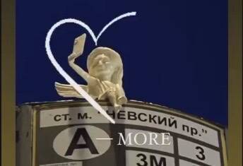 Екатерина СВЯТАЯ (Святая) - С остановки на Невском проспекте исчезла фигурка ангела, делающего селфи - neva.today - Санкт-Петербург