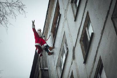 Новогодний сюрприз от «Рабочего пути». Летающий Дед Мороз спустился к детям с крыши