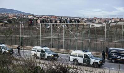 Сотни нелегалов попытались прорваться в Испанию с севера Африки