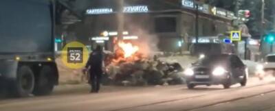 Мусоровоз загорелся на улице Бекетова в Нижнем Новгороде