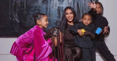Ким Кардашьян показала рождественские снимки своих детей в Balenciaga