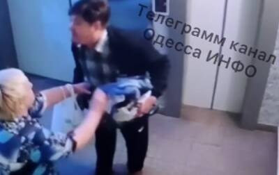 В Одессе сосед бросается на женщин возле лифта: неадекватное поведение попало на видео - politeka.net - Украина - Одесса - Одесса