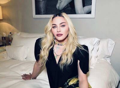 Мадонна шокировала фанатов, задрав юбку и показав нижнее белье