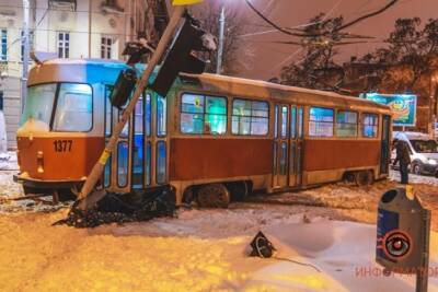 В Днипре трамвай переехал женщину и повалил на нее светофор