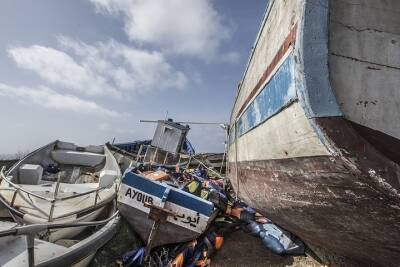 Двое мигрантов погибли при крушении лодки близ берегов Турции