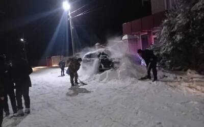 Автомобиль главы администрации в Ростовской области закидали снегом за не чищенные дороги