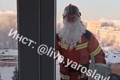 В Ярославле к пациентам детской онкологии Дед Мороз пришел через окно