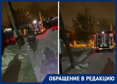 Пожарные застряли в снегу: жителям деревни в Московской области пришлось тушить огонь голыми руками