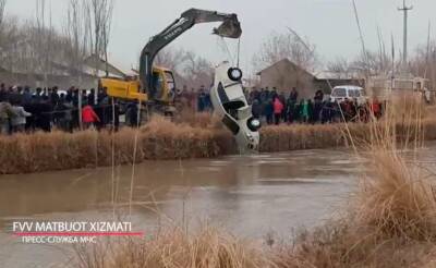 В Бухарской области спасатели МЧС подняли из канала автомобиль. Видео