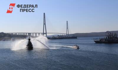 Фонтан горячей воды хлынул на Спортивной набережной Владивостока